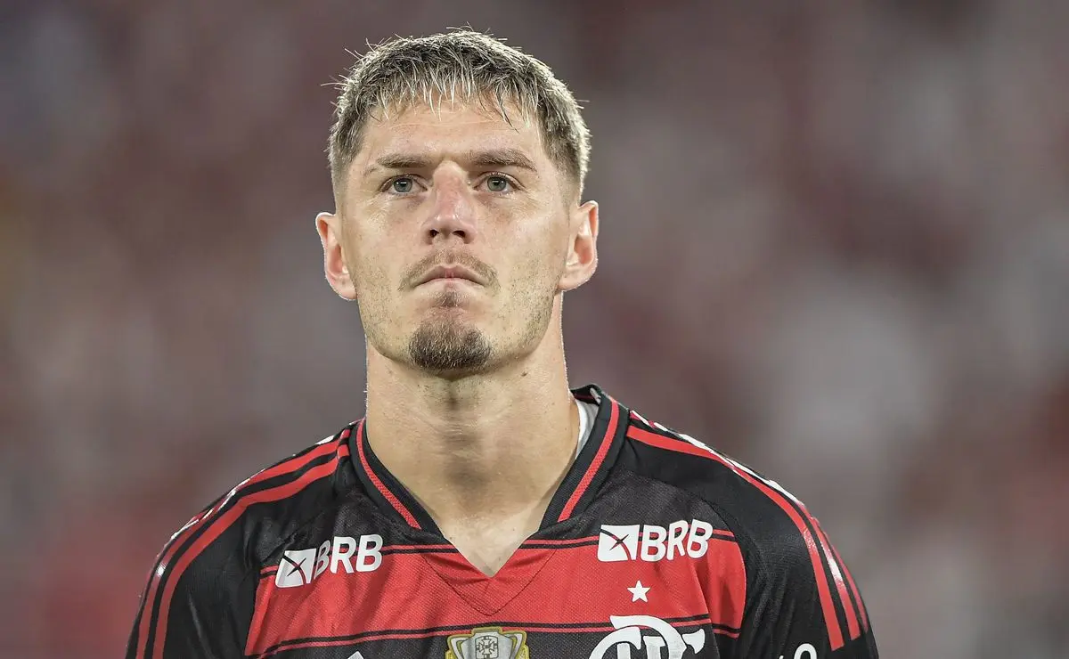 Flamengo questiona gol do Corinthians alegando falta em Varela na Supercopa do Brasil