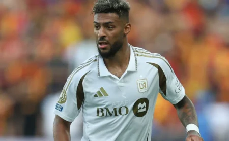 Fluminense acelera para contratar Bouanga e busca solução para pagamento. Fluminense acelera para contratar Bouanga e busca solução para pagamento.