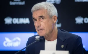 Grêmio planeja mais dois reforços para Luís Castro: clube busca volante e lateral-direito