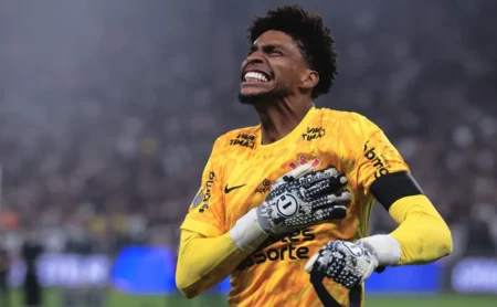 Hugo Souza, decisivo nos pênaltis, encara o Flamengo pela Supercopa defendendo o Corinthians