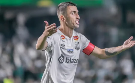 João Schmidt, do Santos, critica duramente o desempenho após derrota para o São Paulo