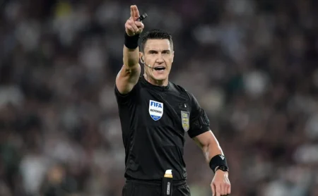 Rafael Rodrigo Klein expulsa Carrascal em Flamengo x Corinthians logo após o intervalo Rafael Rodrigo Klein expulsa Carrascal em Flamengo x Corinthians logo após o intervalo