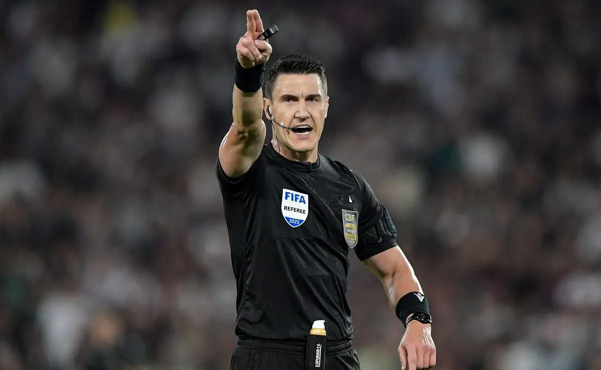 Rafael Rodrigo Klein expulsa Carrascal em Flamengo x Corinthians logo após o intervalo