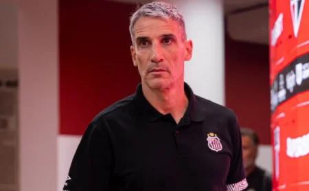 Robert, ex-jogador do Santos, sugere Cuca como alternativa a Renato Gaúcho e Vojvoda