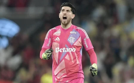 Rossi defende gol de Depay e se destaca na final da Supercopa do Brasil Rossi defende gol de Depay e se destaca na final da Supercopa do Brasil