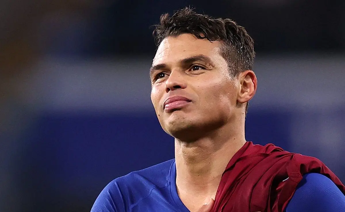 Thiago Silva, ídolo do Fluminense, sofre gol contra na derrota do Porto