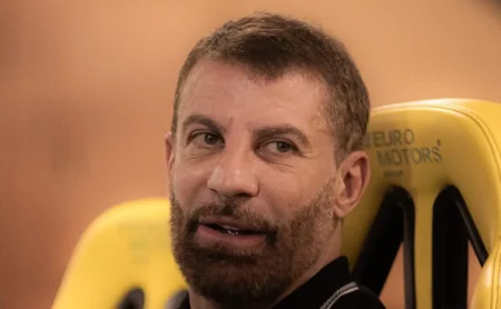 Vasco contrata atacante e Spinelli chega por US$ 2,4 milhões Vasco contrata atacante e Spinelli chega por US$ 2,4 milhões