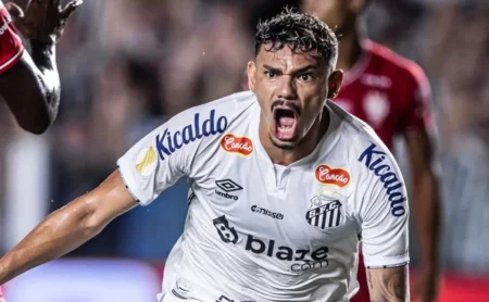 Vojvoda define futuro de Tiquinho Soares e não demonstra entusiasmo com permanência no Santos